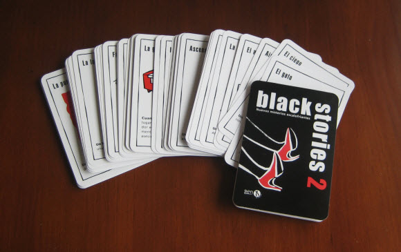 Caja y cartas del juego Black stories 2