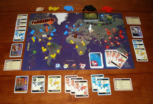Partida de Pandemic: cada jugador interpreta a un profesional sanitario con diferentes habilidades.