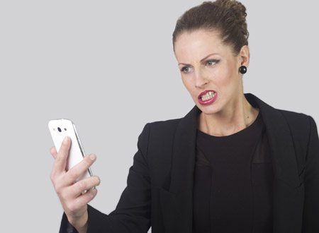 Mujer enfada al consultar su telefono móvil