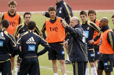 El actual seleccionador, Vicente del Bosque, dirigiendo un entrenamiento