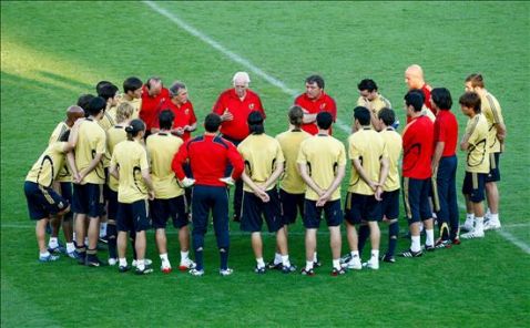 Luis Aragones dando una charla a los jugadores